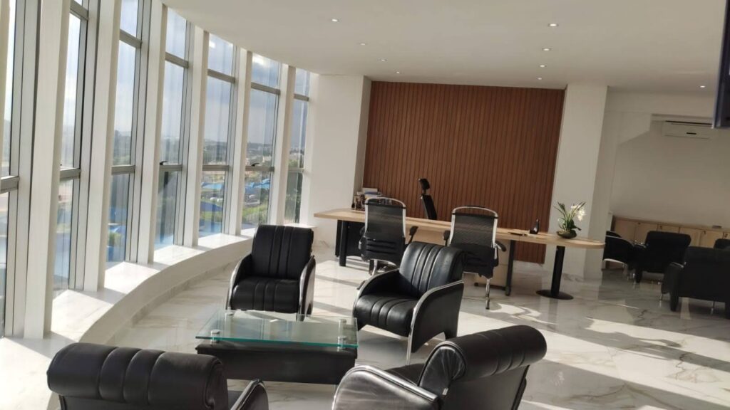 Sala de reuniões corporativa da Edifica Engenharia, com vista panorâmica da cidade