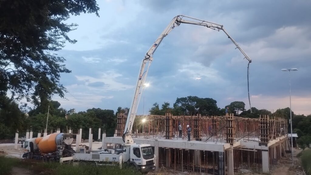 Bombeamento de concreto em estrutura de obra durante a etapa de execução