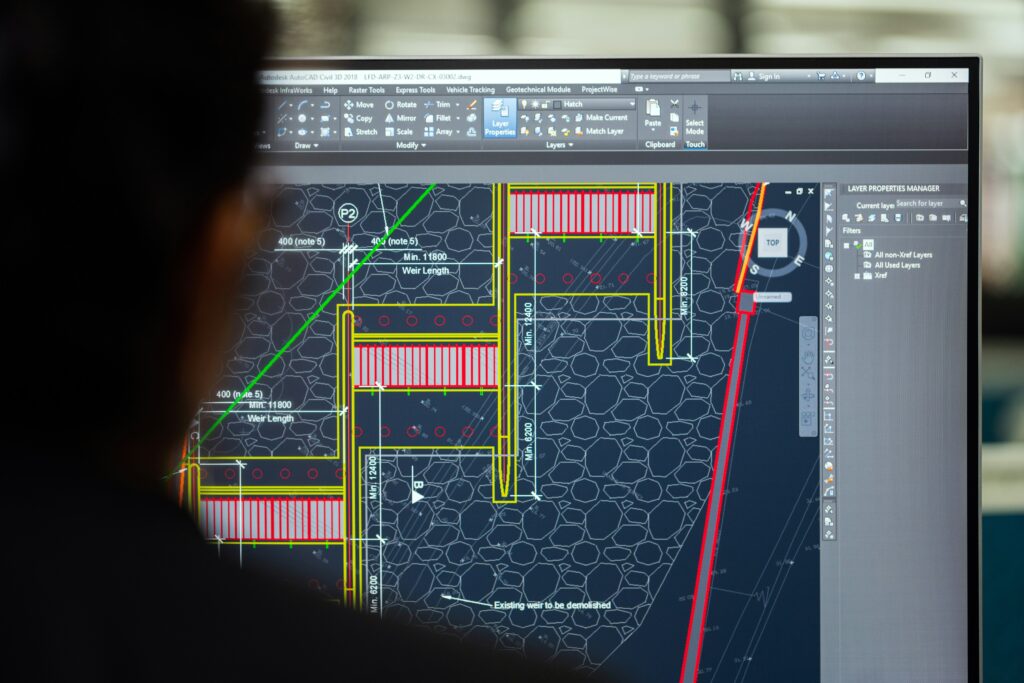 Profissional analisando projeto técnico em software CAD