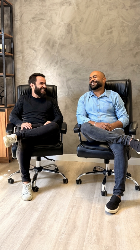 Sócios da Edifica Engenharia em conversa no escritório da empresa