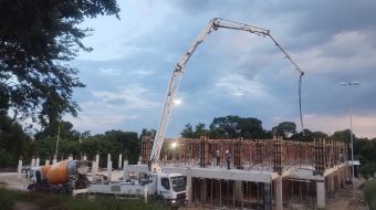 Bombeamento de concreto em estrutura de obra durante a etapa de execução