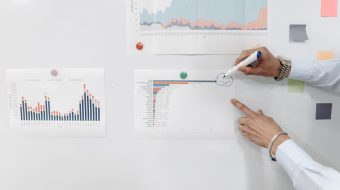 Análise de gráficos e indicadores durante planejamento de obra
