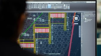 Profissional analisando projeto técnico em software CAD